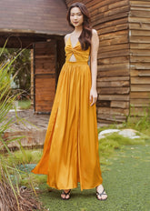 Robe longue en soie à dos nu avec devant torsadé et dos ouvert